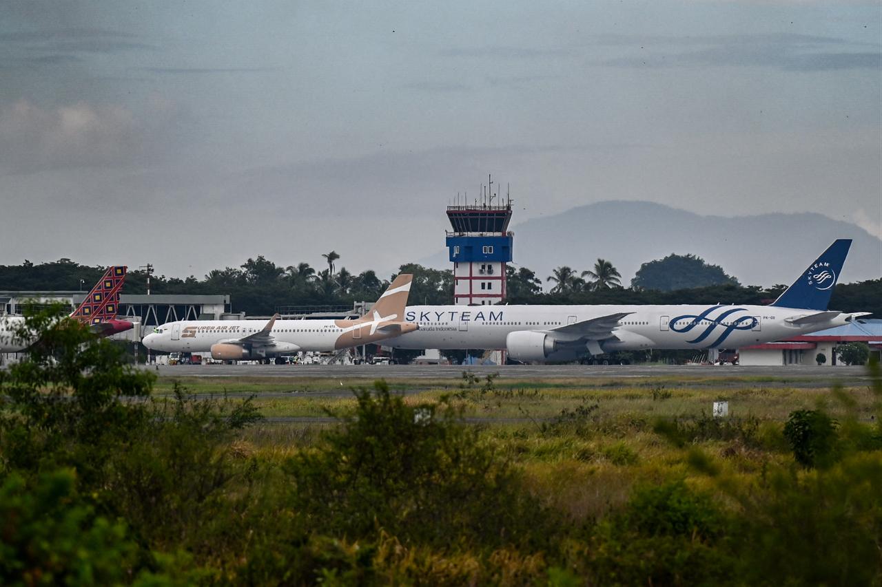 Airplanes sit on the tarmac at Iskandar Muda Airport in Blang Bintang on September 6, 2026. (AFP Photo)