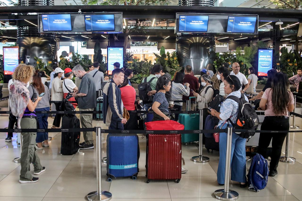 Stranded passengers line up to request refunds after scheduled flights were canceled following the eruption of Mount Anak Krakatoa at Soekarno-Hatta Airport in Tangerang on September 6, 2026. (AFP Photo)