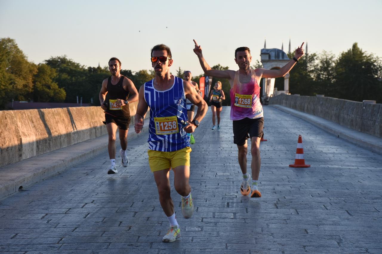 Runners race across the historic bridge during the 11th International Edirne Marathon, with the Selimiye Mosque visible in the background. (AA Photo)