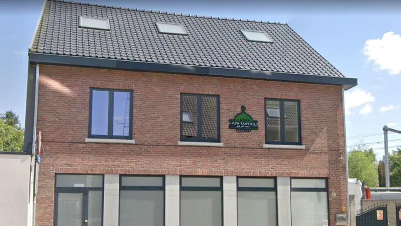 Tawfieq mosque vandalized with swastikas, hate messages in Schelle, in Belgium’s Antwerp province, accessed on Sept. 6, 2026. (Photo via vrt.be)