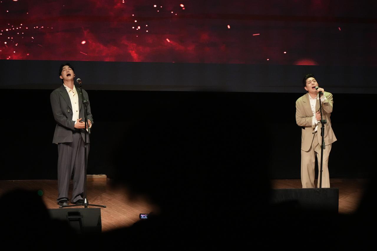 Lee Seung Hoon and Doo Jin Soo of South Korean group HoonDoo perform at the ICDAS Kara Yusuf Congress Center in Canakkale as part of the Turkiye Culture Road Festival. (AA Photo)