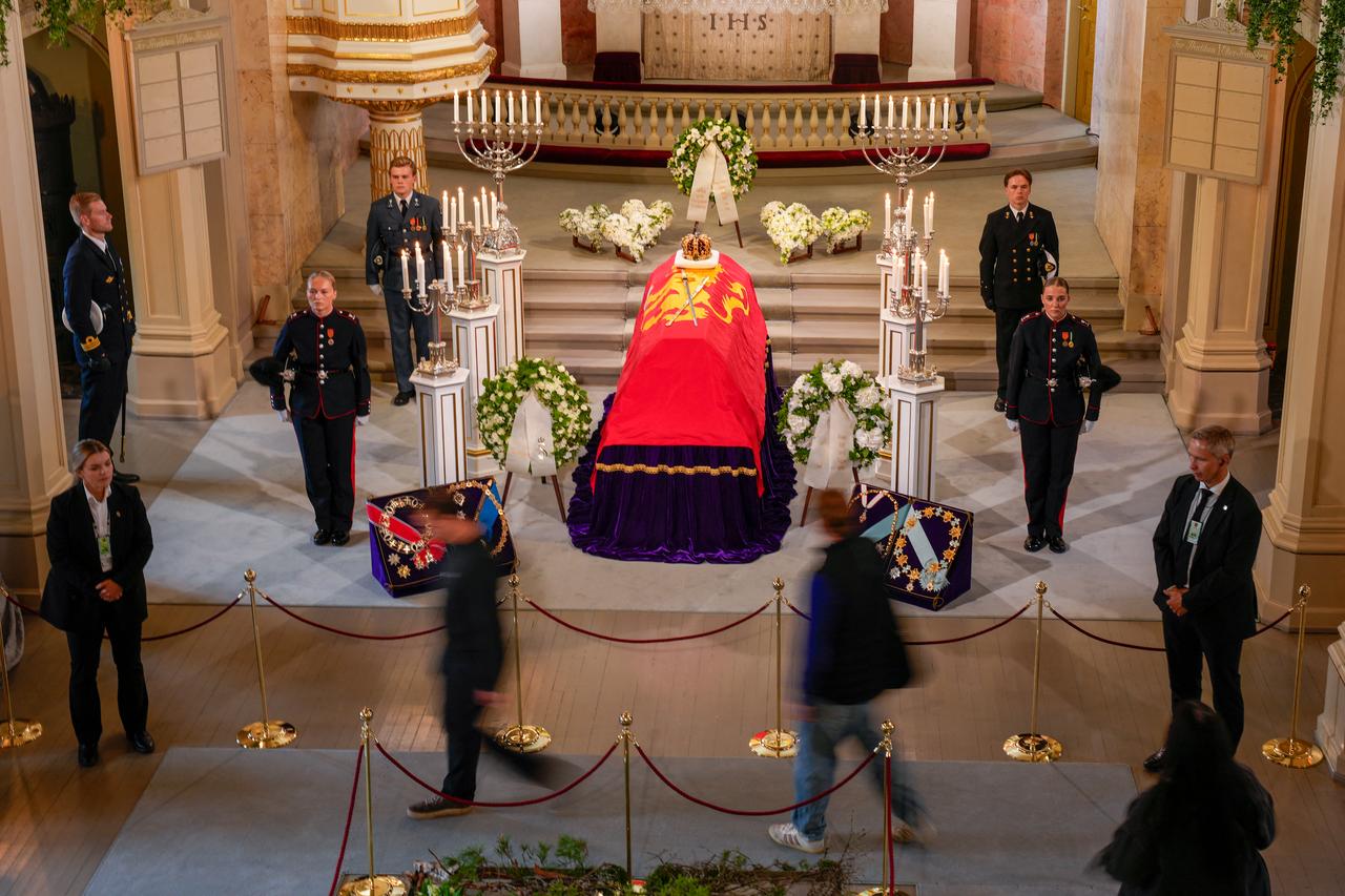 Members of the public arrive to pay their respects as they pass the casket of King Harald V of Norway. (AFP Photo)