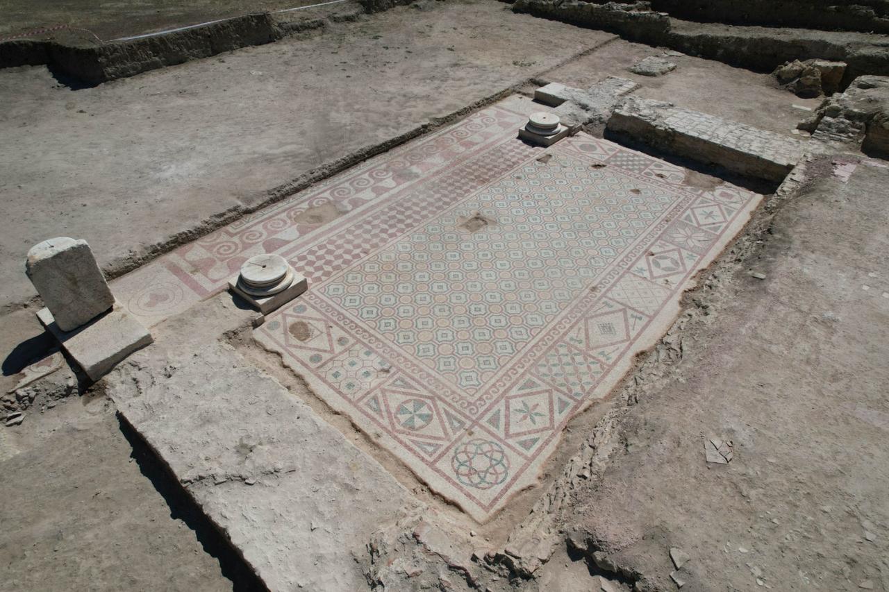 Roman mosaic and Eros head unearthed at Türkiye’s Pompeiopolis