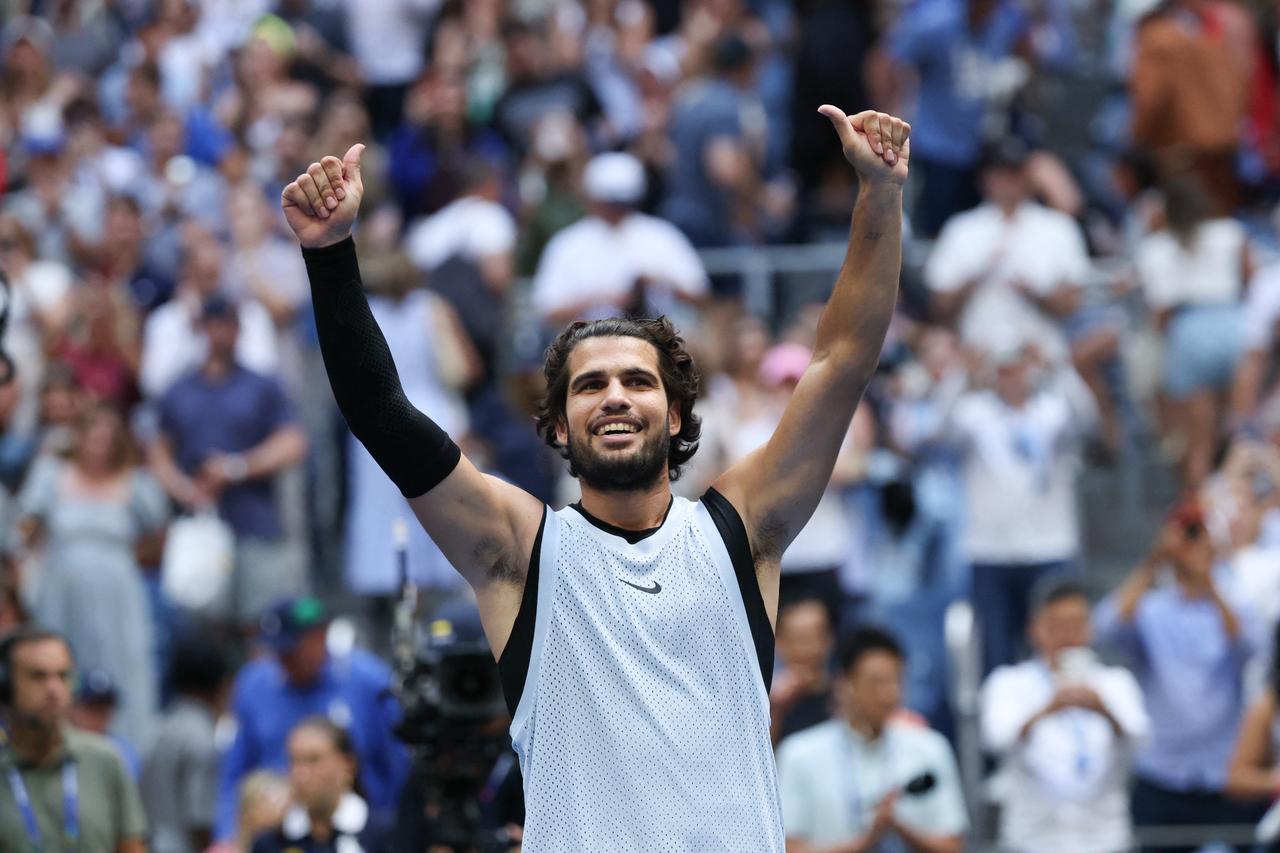 Alcaraz, Sabalenka reach US Open quarterfinals