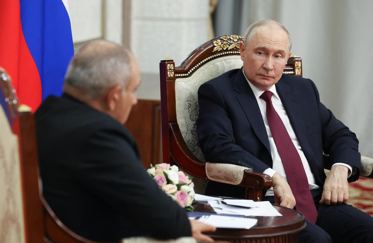 In this pool photograph distributed by the Russian state agency Sputnik, Russia's President Vladimir Putin and Armenian Prime Minister Nikol Pashinyan hold a meeting on the sidelines of the Shanghai Cooperation Organisation (SCO) summit in Bishkek, September 1, 2026. (AFP Photo)