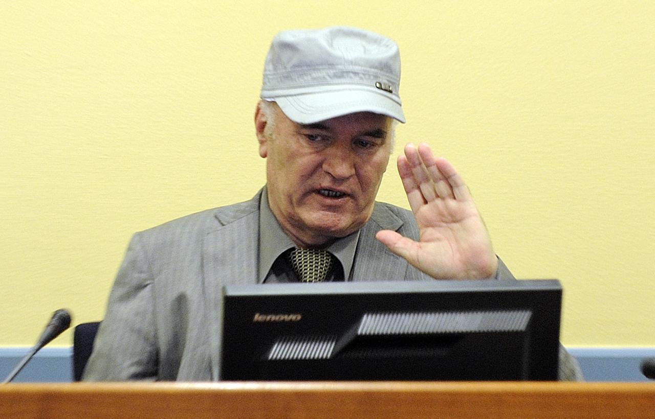 War criminal Ratko Mladic wearing a cap salutes in the court room at his initial appearance at the UN Yugoslav war crimes tribunal in The Hague on June 3, 2011. (AFP Photo)