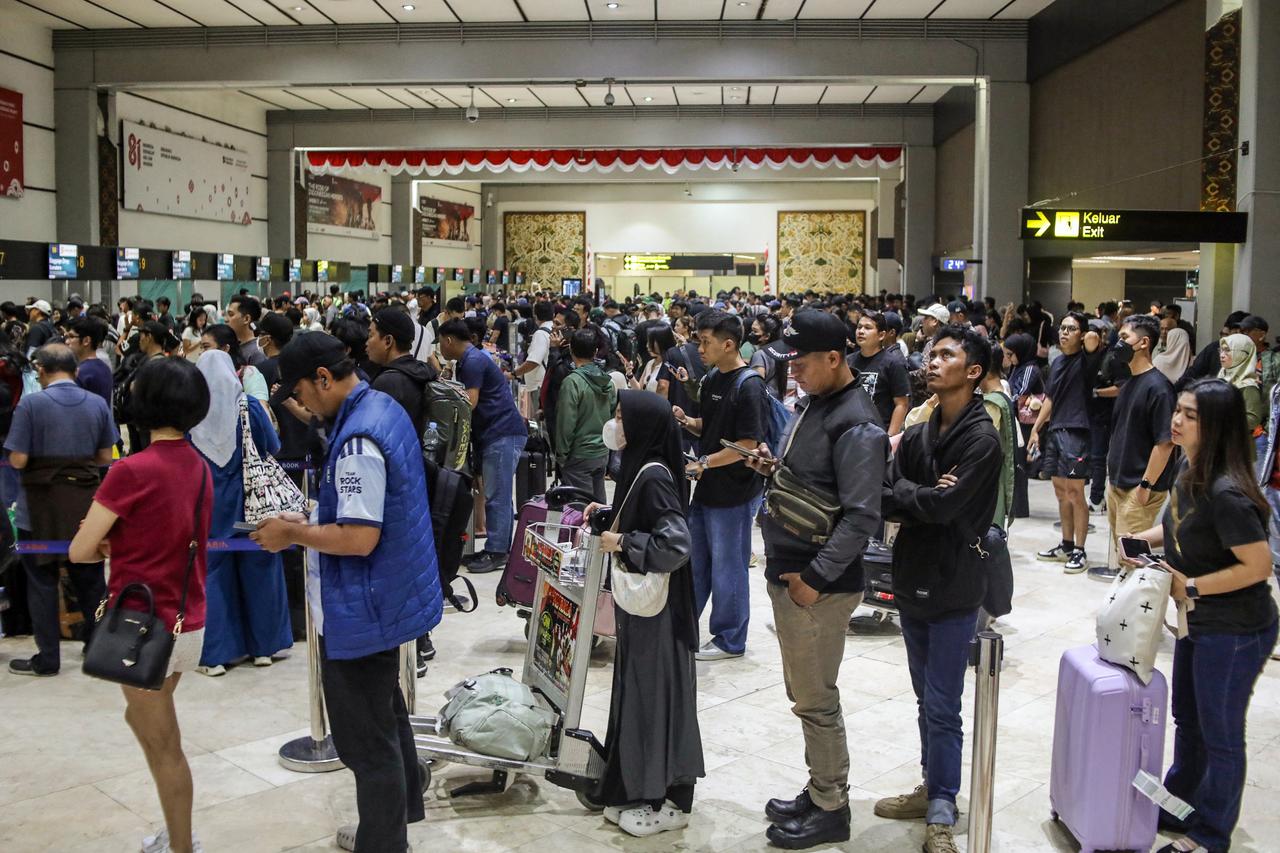 Volcanic eruption strands 270,000 passengers, delays Indonesian airports