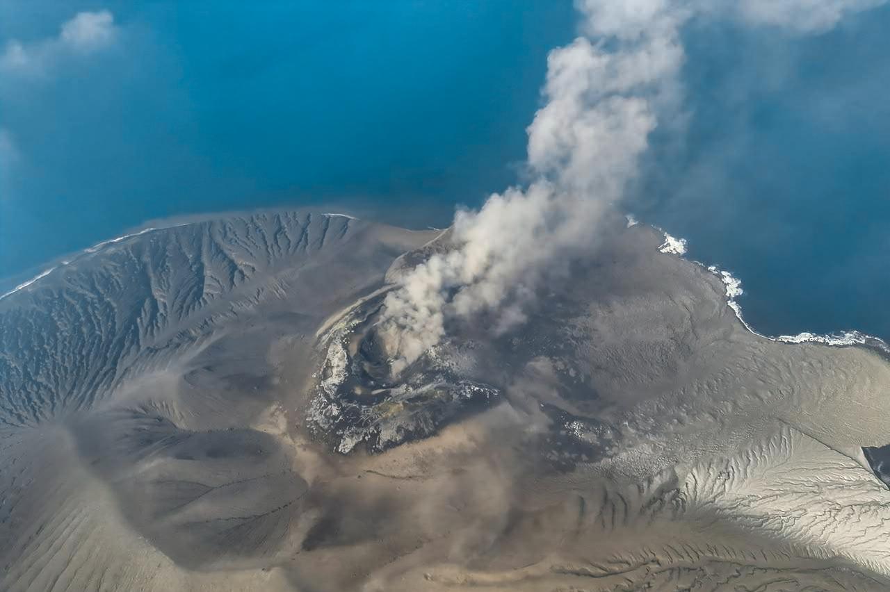 Mount Krakatau (Krakatoa) in the Sunda Strait, in South Lampung, Lampung province, spewing smoke and volcanic ash during an eruption. (AFP Photo)