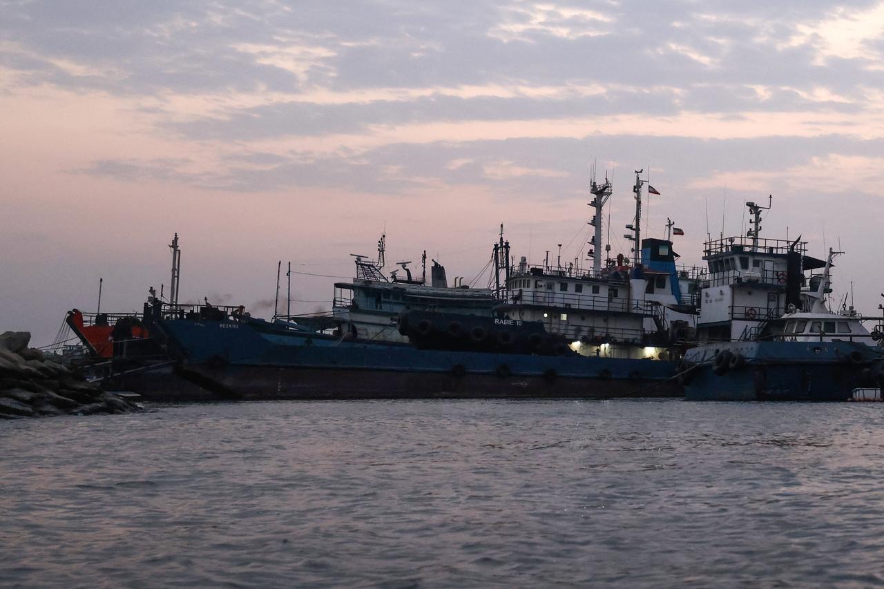 Vessels are seen anchored at the port city of Bandar Abbas overlooking the Strait of Hormuz in southern Iran on September 5, 2026. (AFP Photo)