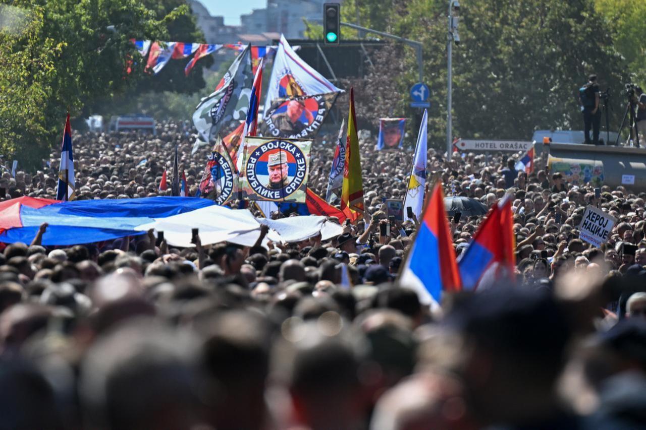 Bosnia declares 2 Serbian diplomats persona non grata over Mladic funeral