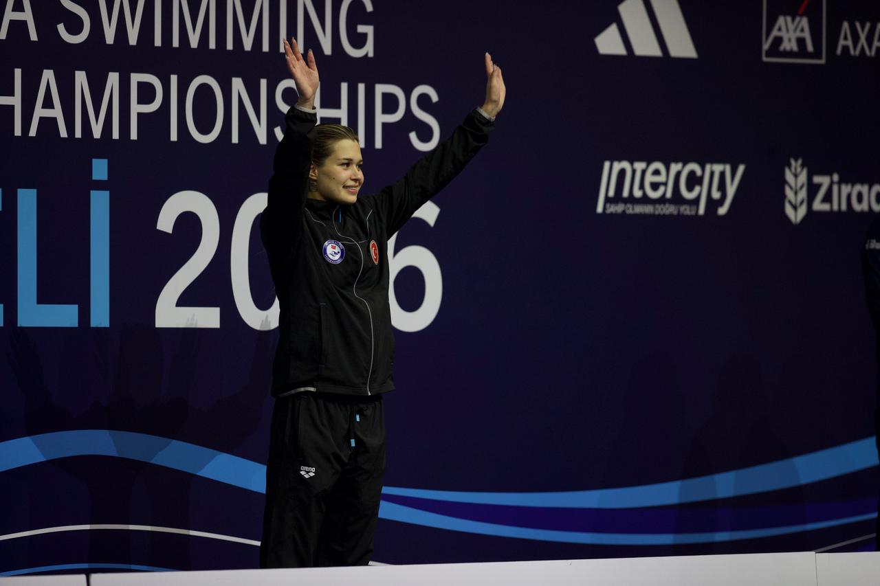 Türkiye's Defne Kurt greets the crowd during the 2026 European Para Swimming Championships in Kocaeli, Türkiye, Sept. 7, 2026. (AA Photo)