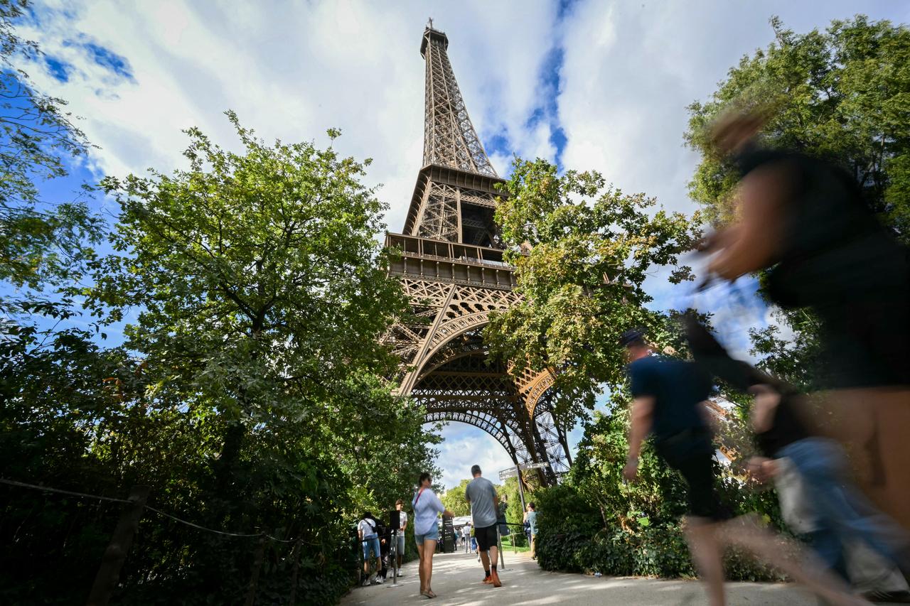 Tourists pass the Eiffel Tower in Paris, France, Sept. 8, 2026, amid disruptions linked to strike action affecting tourism sites. (AFP Photo)
