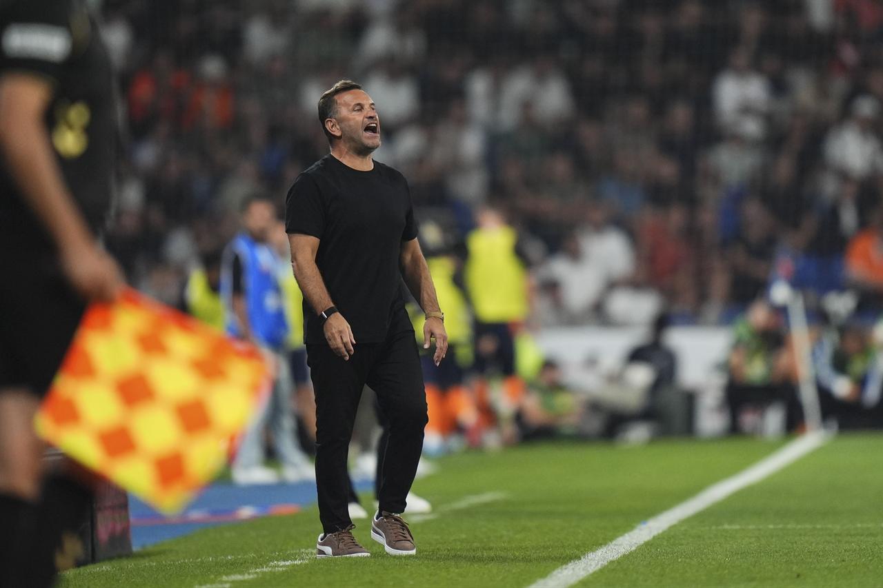 Head coach Okan Buruk of Galatasaray gives tactics to his team during the Turkish Super Lig 4th week football match between Istanbul Basaksehir and Galatasaray at Basaksehir Fatih Terim Stadium in Istanbul, Türkiye on September 4, 2026. (AA Photo)