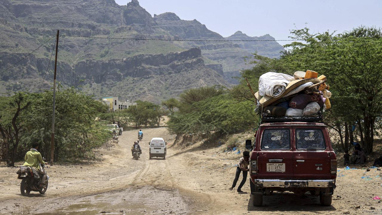 Hundreds of families displaced as Yemen fighting death toll tops 300