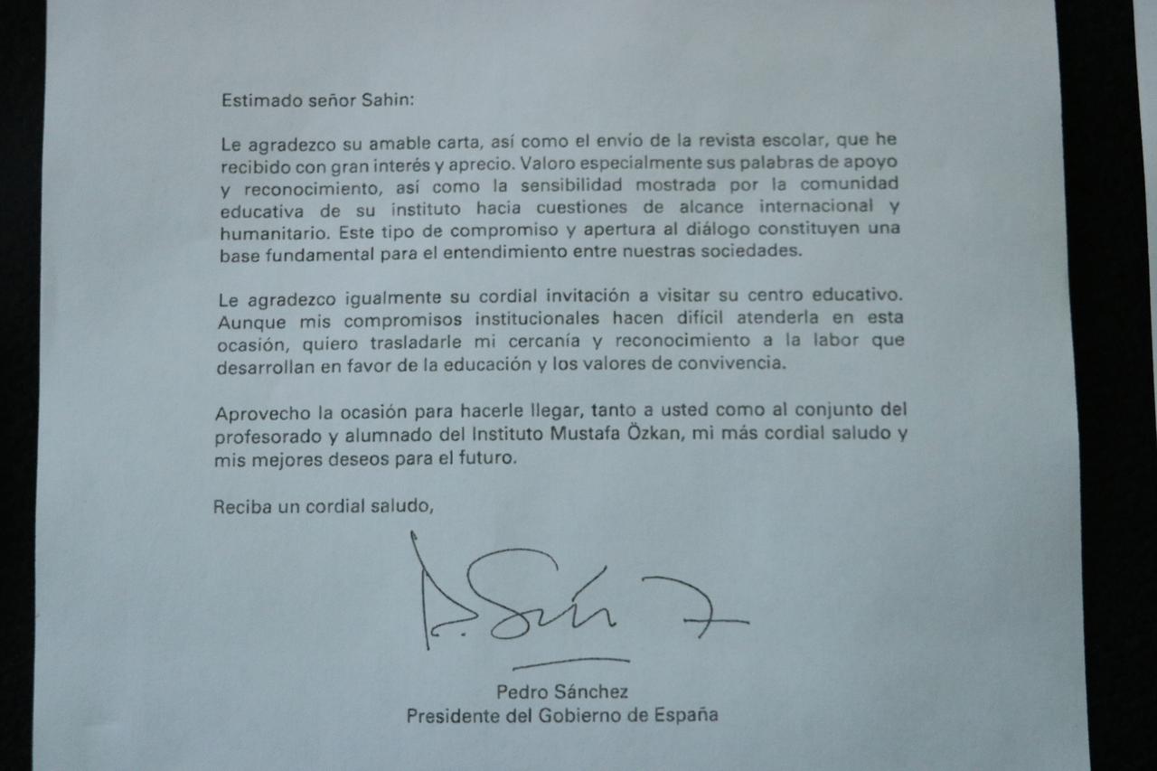 A signed thank-you letter sent by Spanish Prime Minister Pedro Sanchez to Mustafa Ozkan Anatolian High School in Kayseri, Türkiye. (AA Photo)