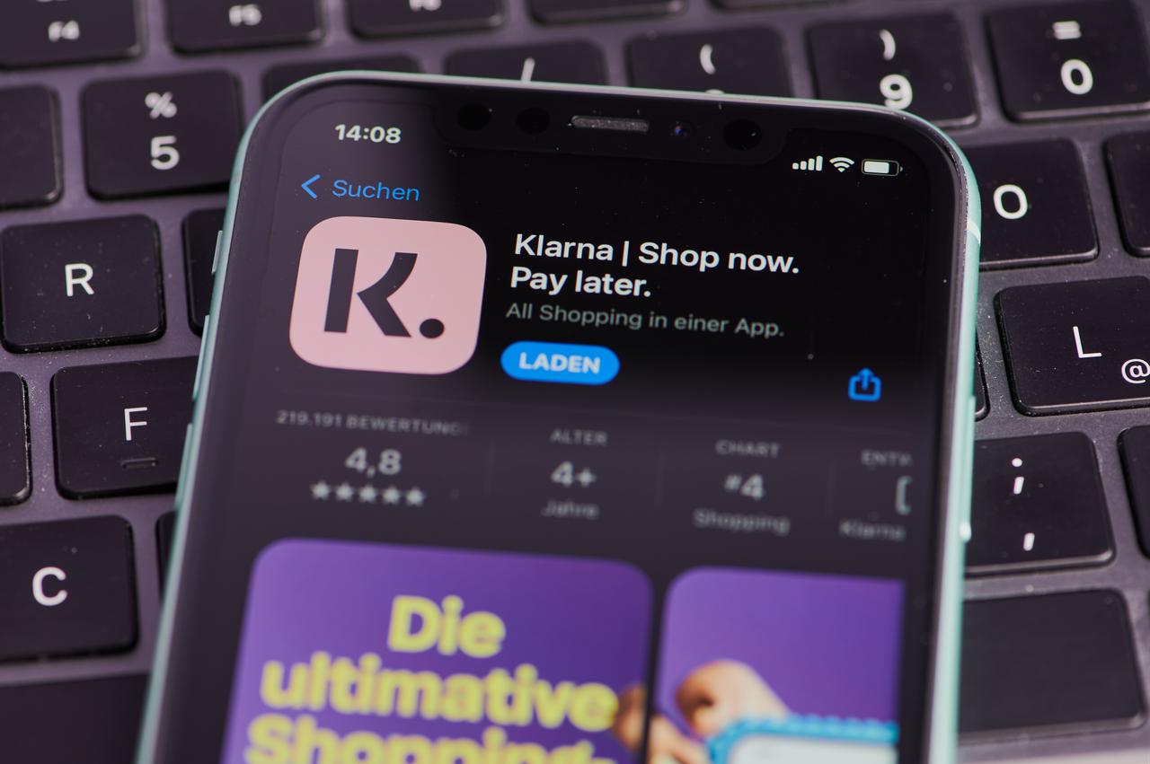 A smartphone displays the Klarna shopping and payment app on a keyboard. (Adobe Stock Photo)