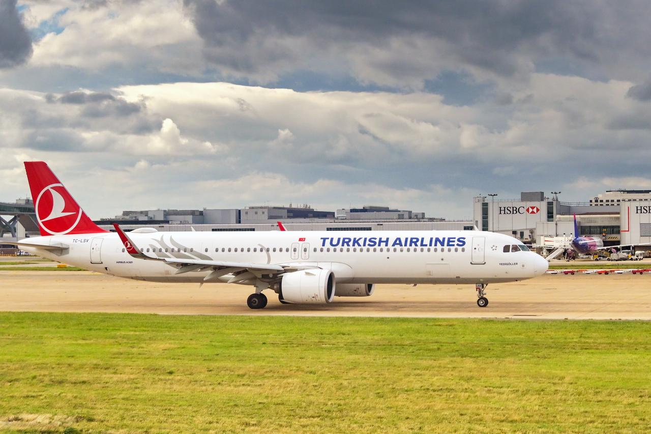 Turkish Airlines takes Liverpool’s main shirt in £300M-plus pact