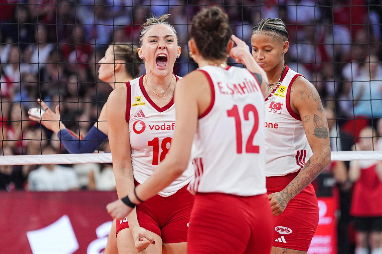 Zehra Gunes (L) of Türkiye celebrates after a point during the final match between Italy and Türkiye at the CEV EuroVolley 2026 Women's European Volleyball Championship at Sinan Erdem Sports Hall in Istanbul, Türkiye, on September 6, 2026. (AA Photo)