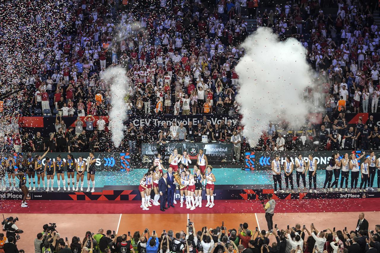 Players of the Turkish National Women’s Volleyball Team celebrate after defeating Italy 3-2 in the final to win the 2026 CEV Women’s European Volleyball Championship at Sinan Erdem Sports Hall in Istanbul, Türkiye, on September 6, 2026. (AA Photo)