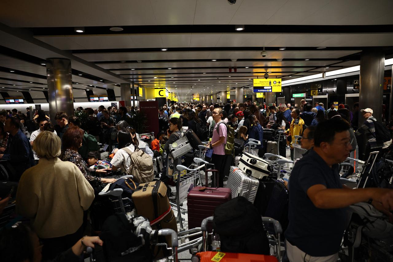 UK air traffic failure cancels nearly 1,100 flights
