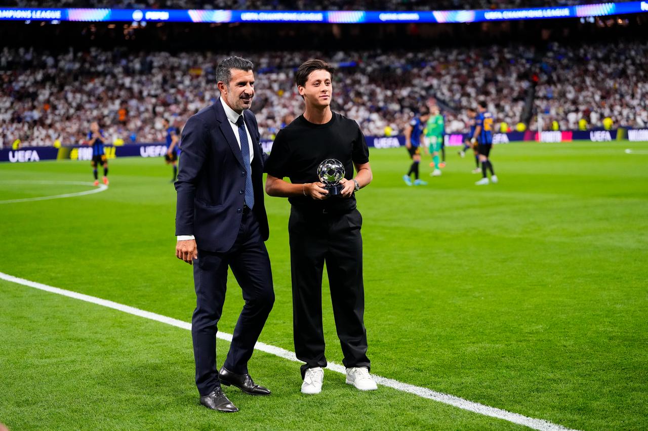 Arda Guler lifts the trophy prior the UEFA Champions League match between Real Madrid C.F. and Inter Milan at Estadio Santiago Bernabeu on September 8, 2026 in Madrid, Spain. (AA Photo)