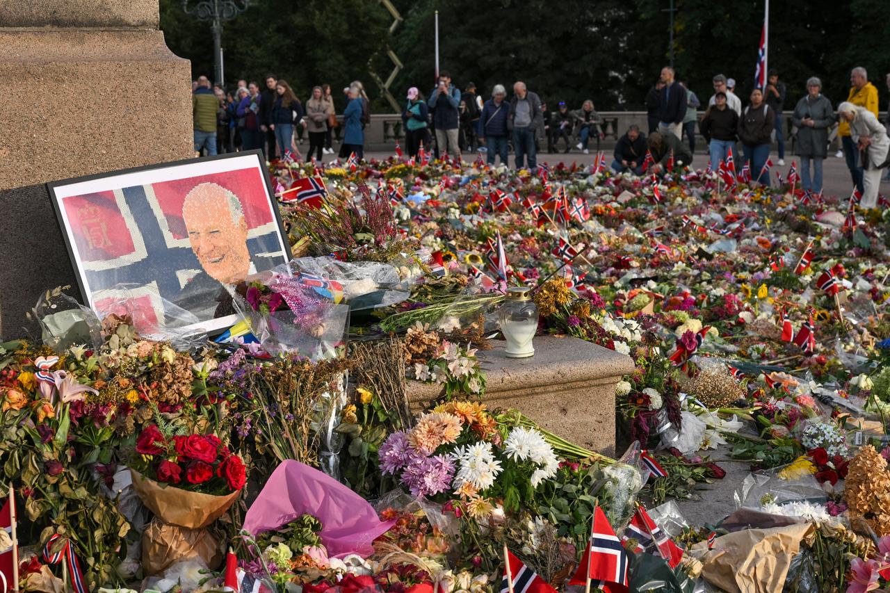 Flowers, candles and Norwegian flags are laid outside the Royal Palace in Oslo, Norway, on September 8, 2026. (AFP Photo)