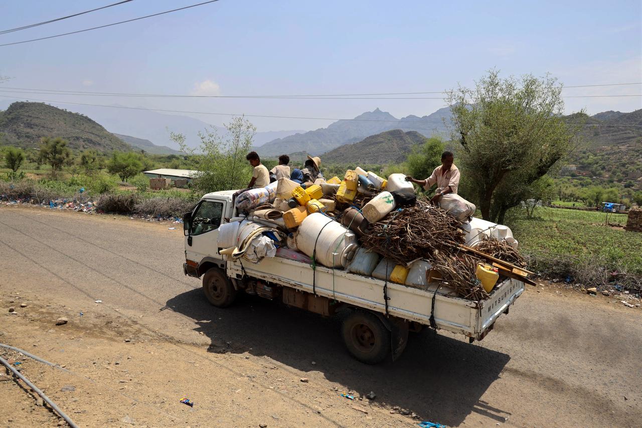 Internally displaced (IDP) Yemenis who fled their homes due to renewed clashes between Yemen's Saudi-backed government forces and the country's Houthis drive to the safety of al-Kadah in the Taiz Governorate, southwestern Yemen on September 6, 2026. (AFP Photo)