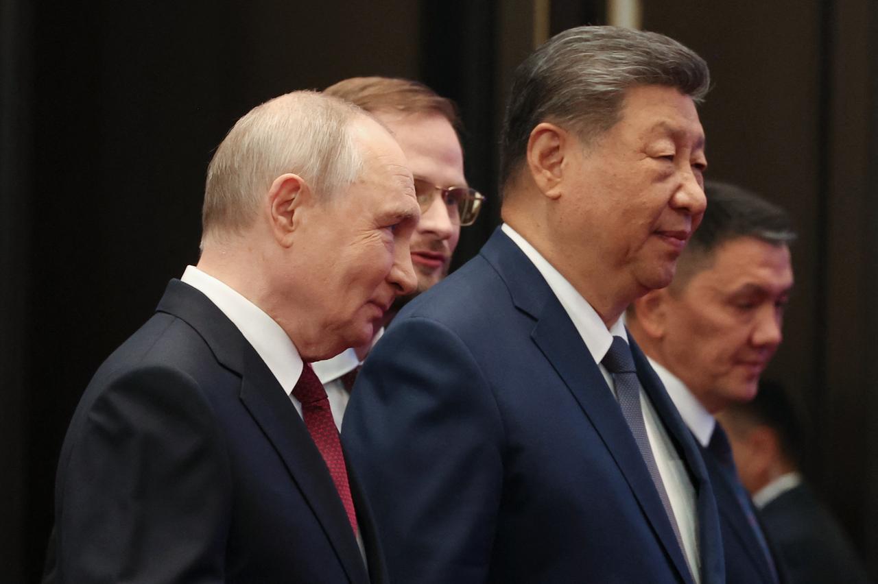 In this pool photograph distributed by the Russian state agency Sputnik, Russia's President Vladimir Putin and China's President Xi Jinping arrive to attend the Shanghai Cooperation Organisation (SCO) summit in Bishkek on September 1, 2026. (AFP Photo)