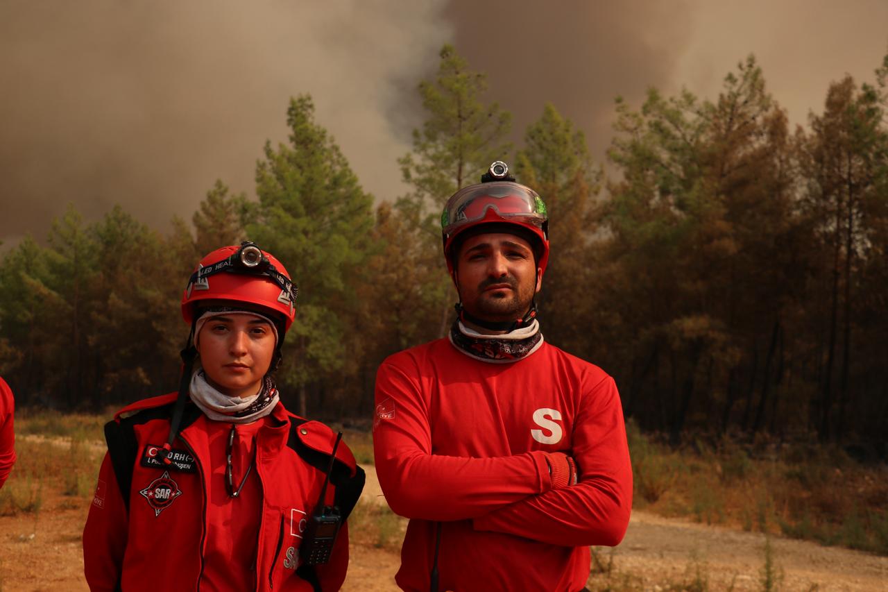 Earthquake volunteers now battling Antalya's blazes
