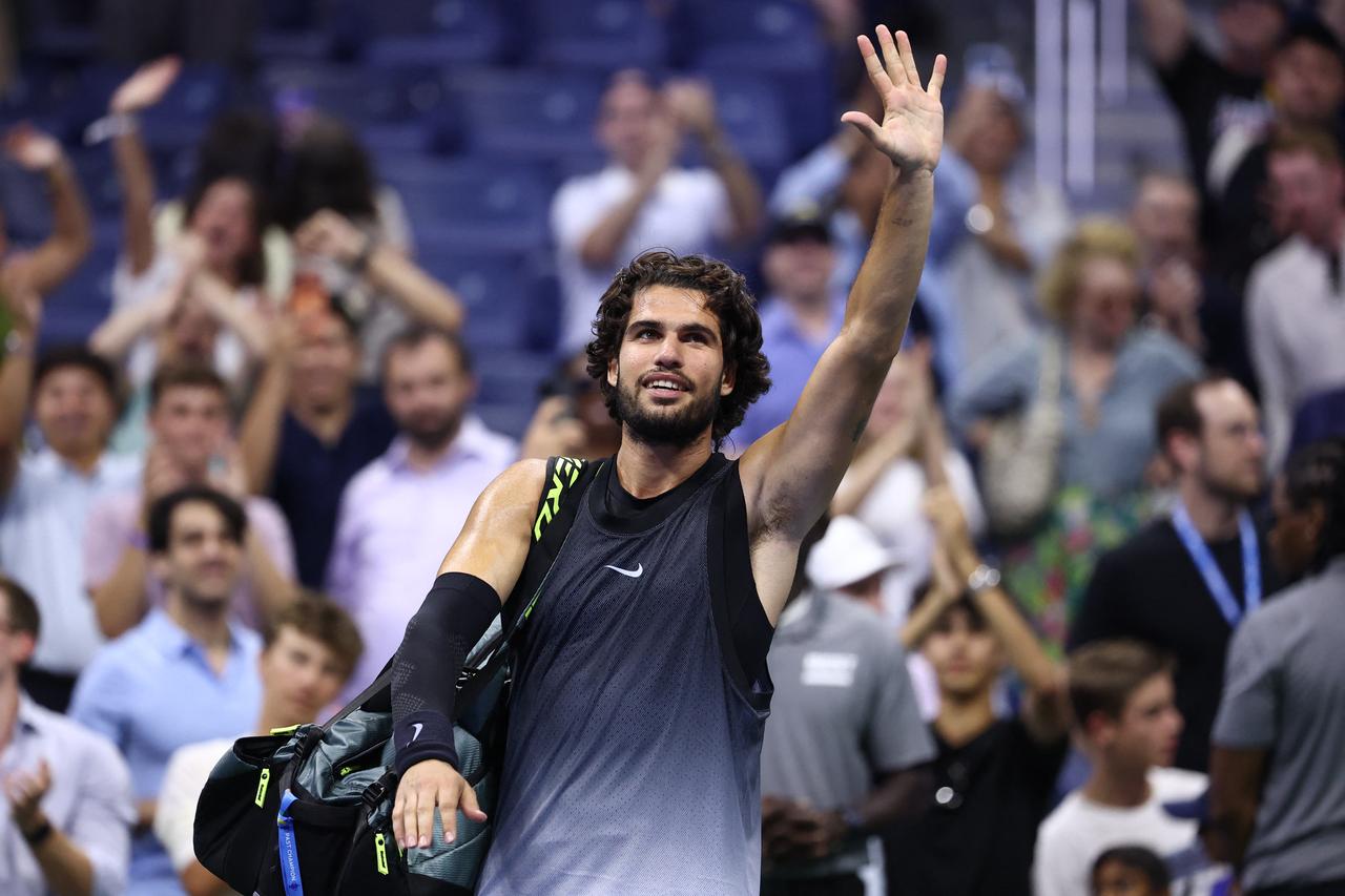 Shelton knocks out Alcaraz in record-late US Open thriller Image