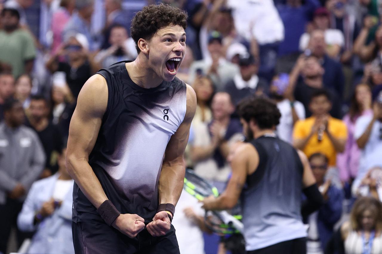 USA's Ben Shelton celebrates his win against Spain's Carlos Alcaraz on Sept. 9, 2026. (AFP Photo)
