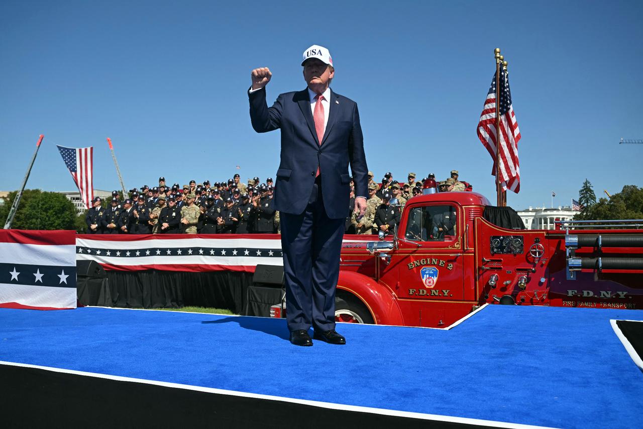Trump gives 3 aides $45,000 in cash