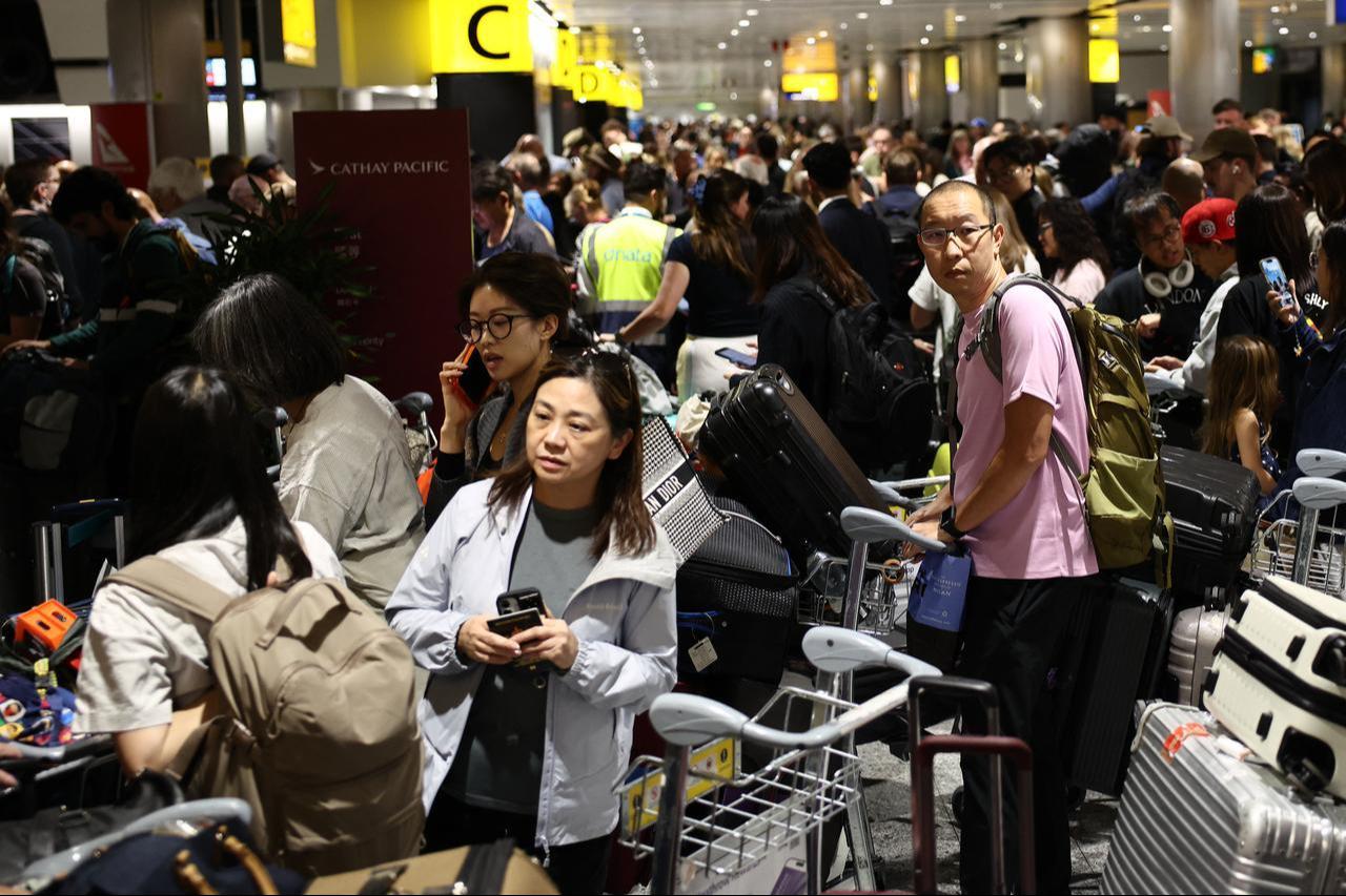 Delayed passengers wait and queue with their luggage at Terminal 3 of London Heathrow airport, west of London, September 8, 2026. (AFP Photo)