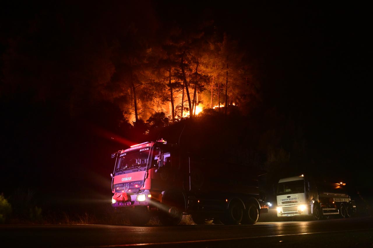 Firefighting crews work through the night as flames spread across a forested area in Antalya, southern Türkiye. (AA Photo)