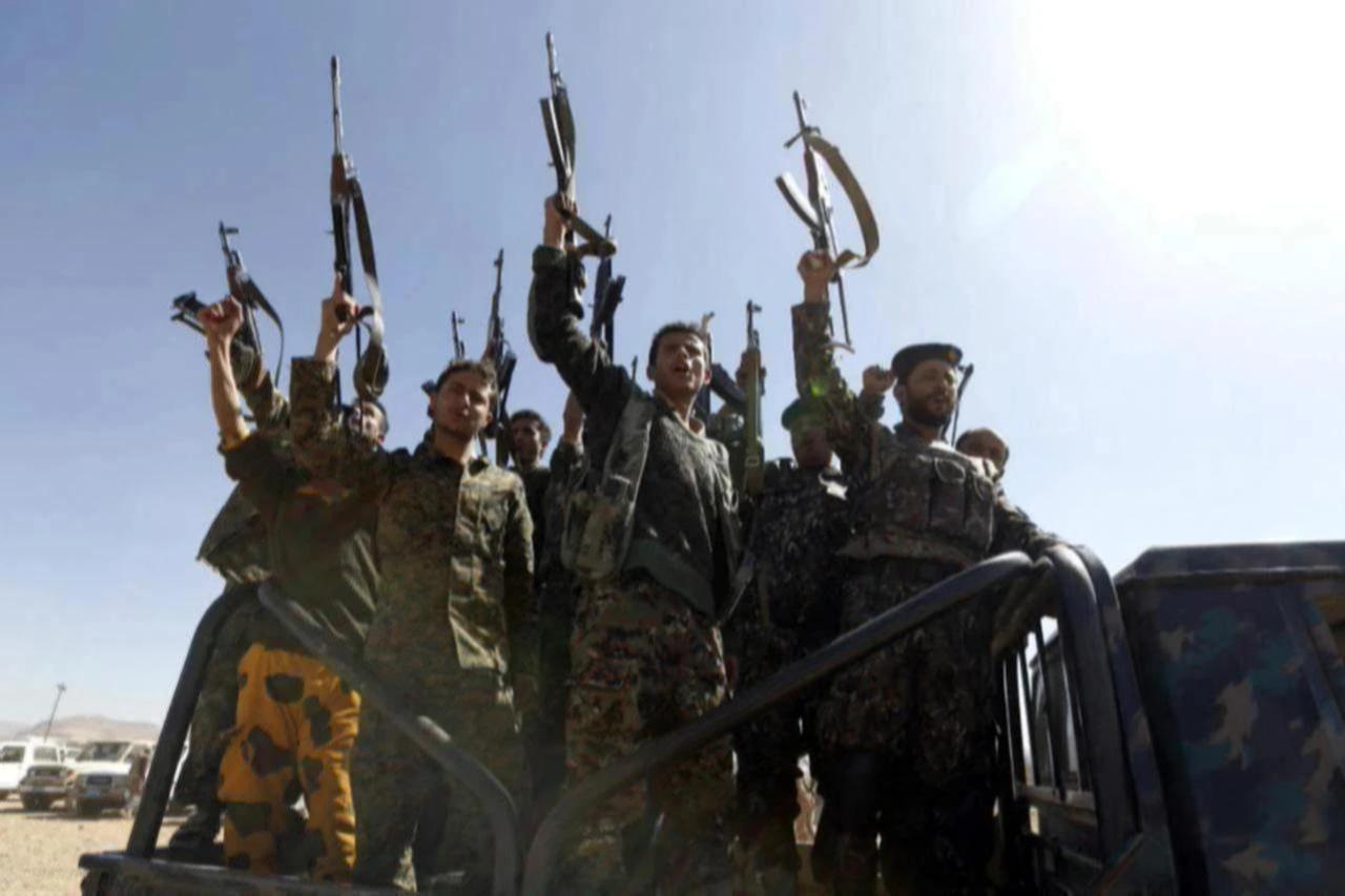 Newly recruited Houthi members chant slogans while holding rifles as they ride in a military vehicle in Sanaa, Yemen, January 3, 2017. (AFP Photo)