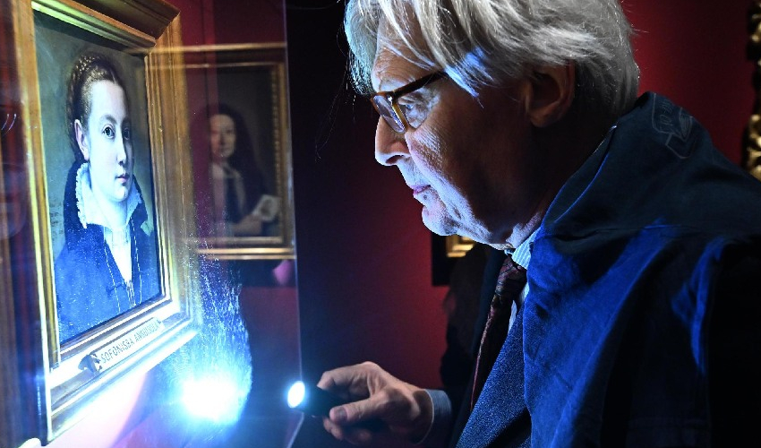 Prominent art critic and Italian official accused of art theft