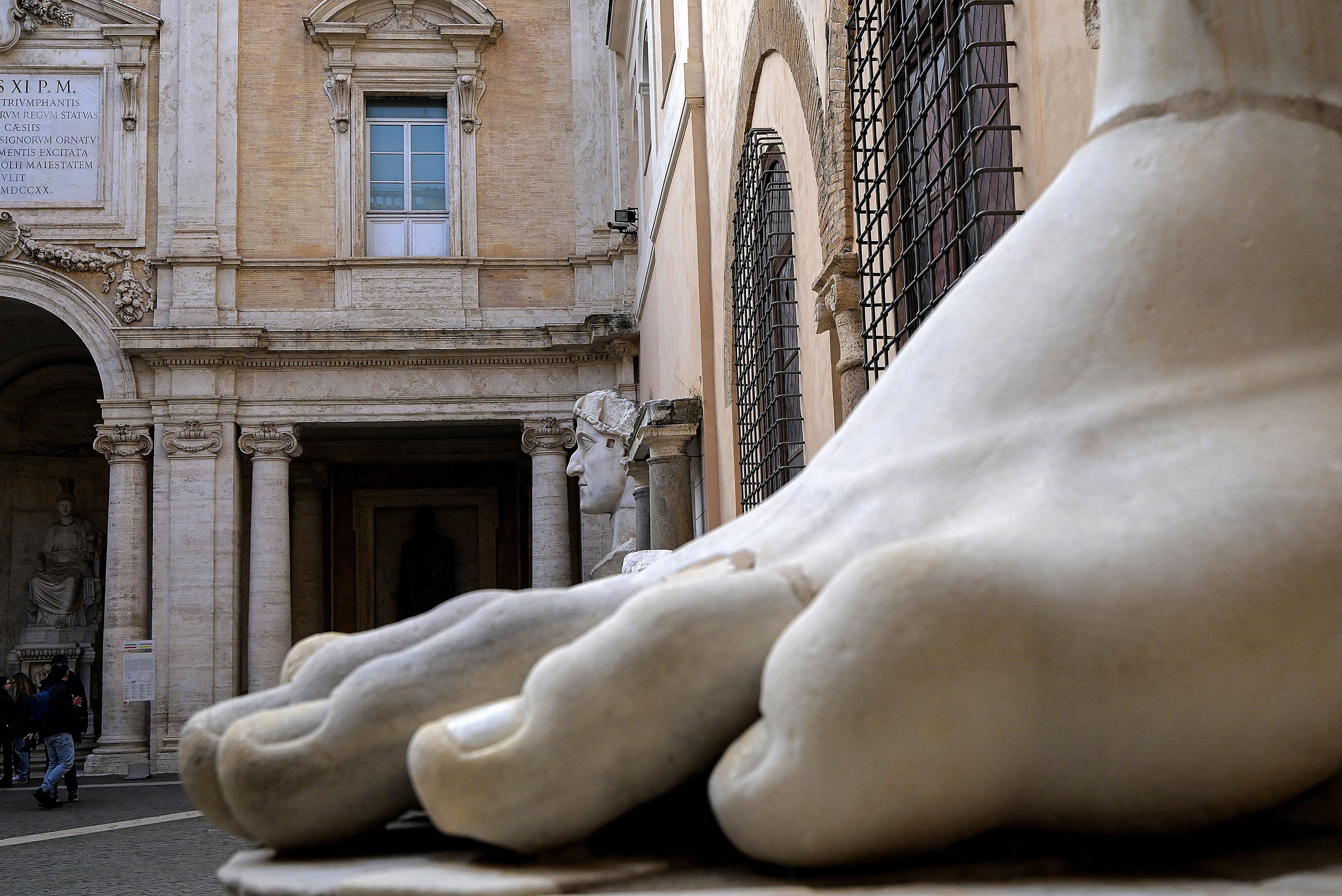 Huge statue of Roman emperor Constantine rebuilt