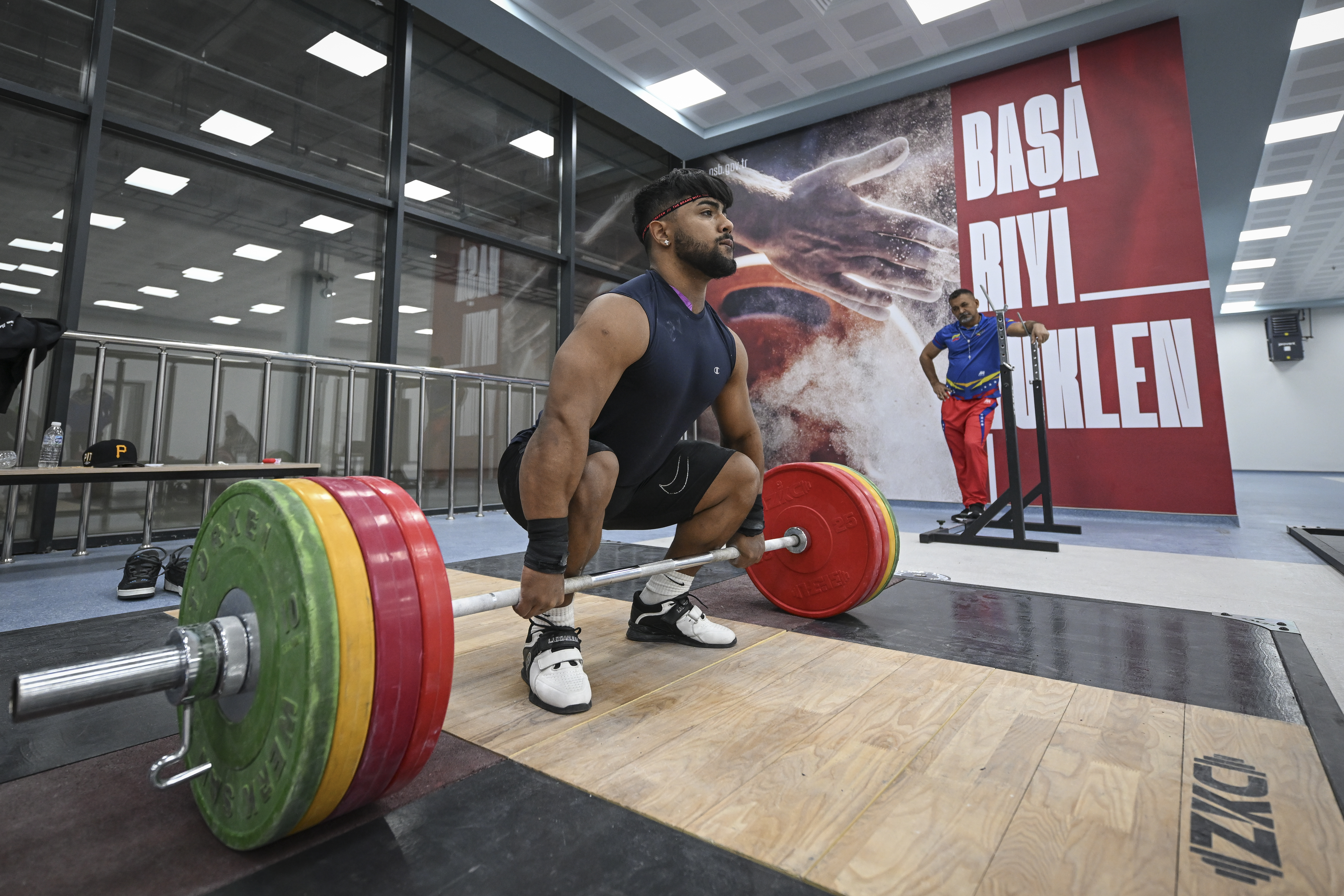 Venezuelan weightlifting team prepares for Paris 2024 Olympics and Thailand's World Cup in Ankara