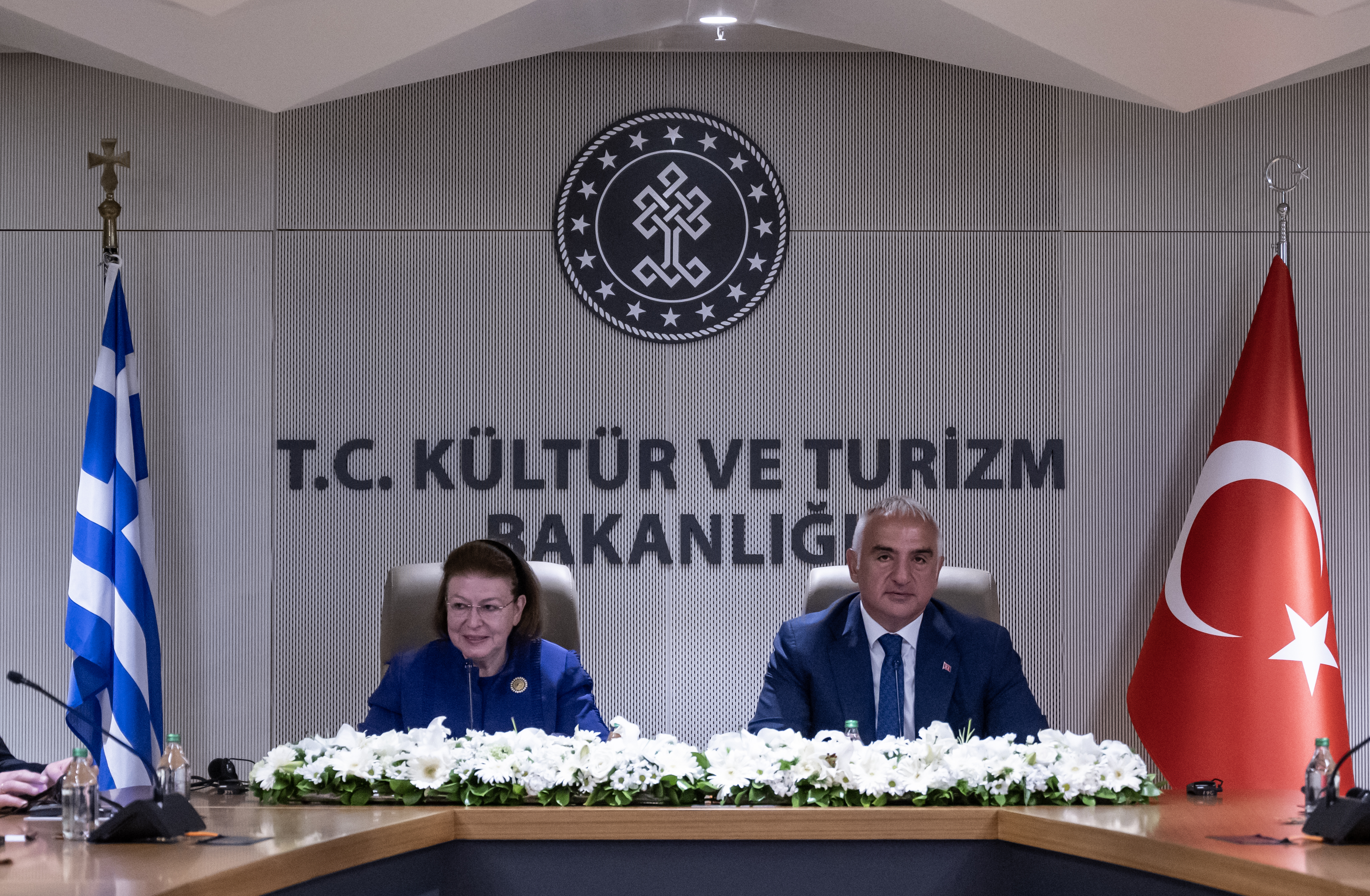 Turkish, Greek Ministers watch Shakespeare's classic in Istanbul
