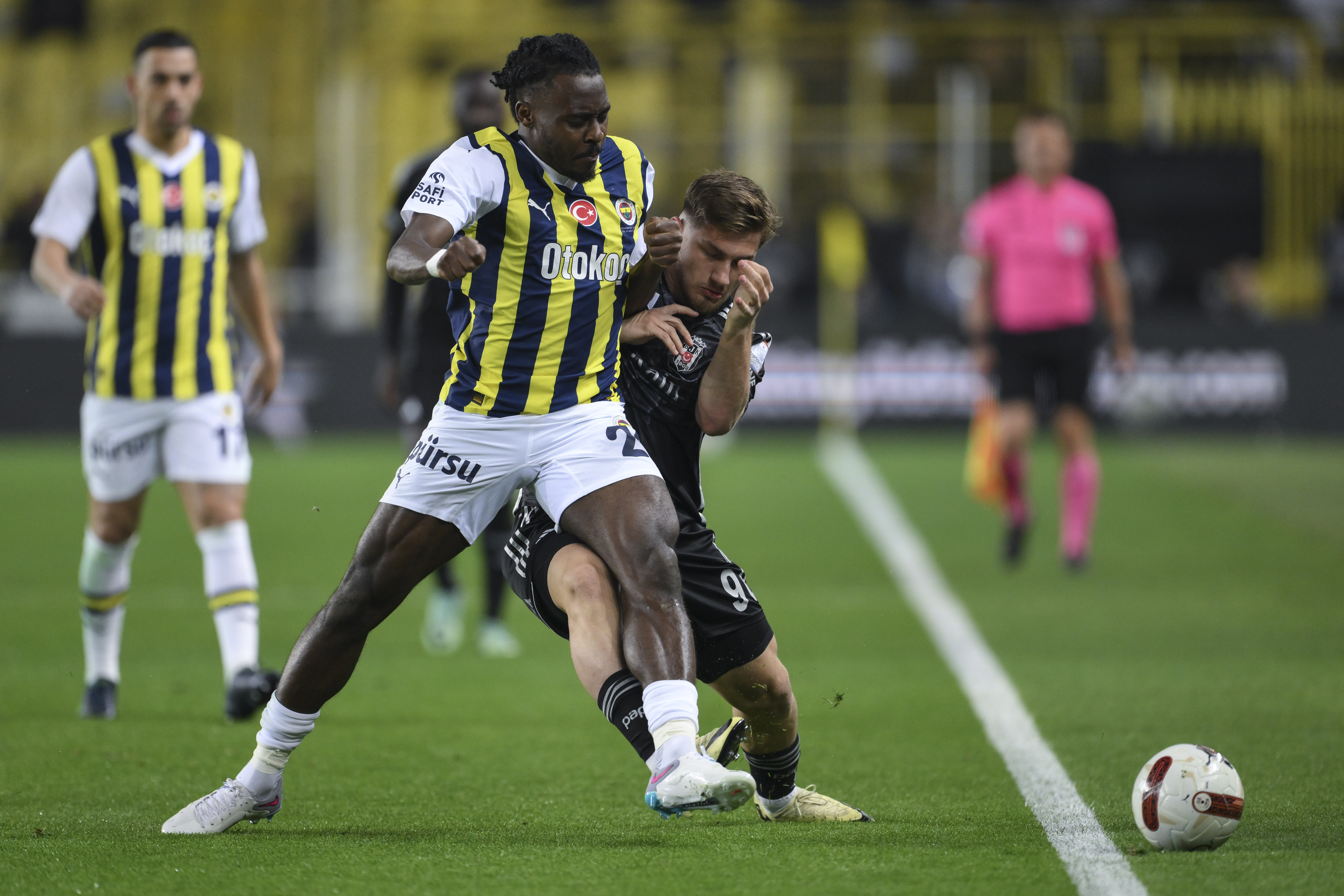 Fenerbahce beat Besiktas 2-1 in Istanbul derby