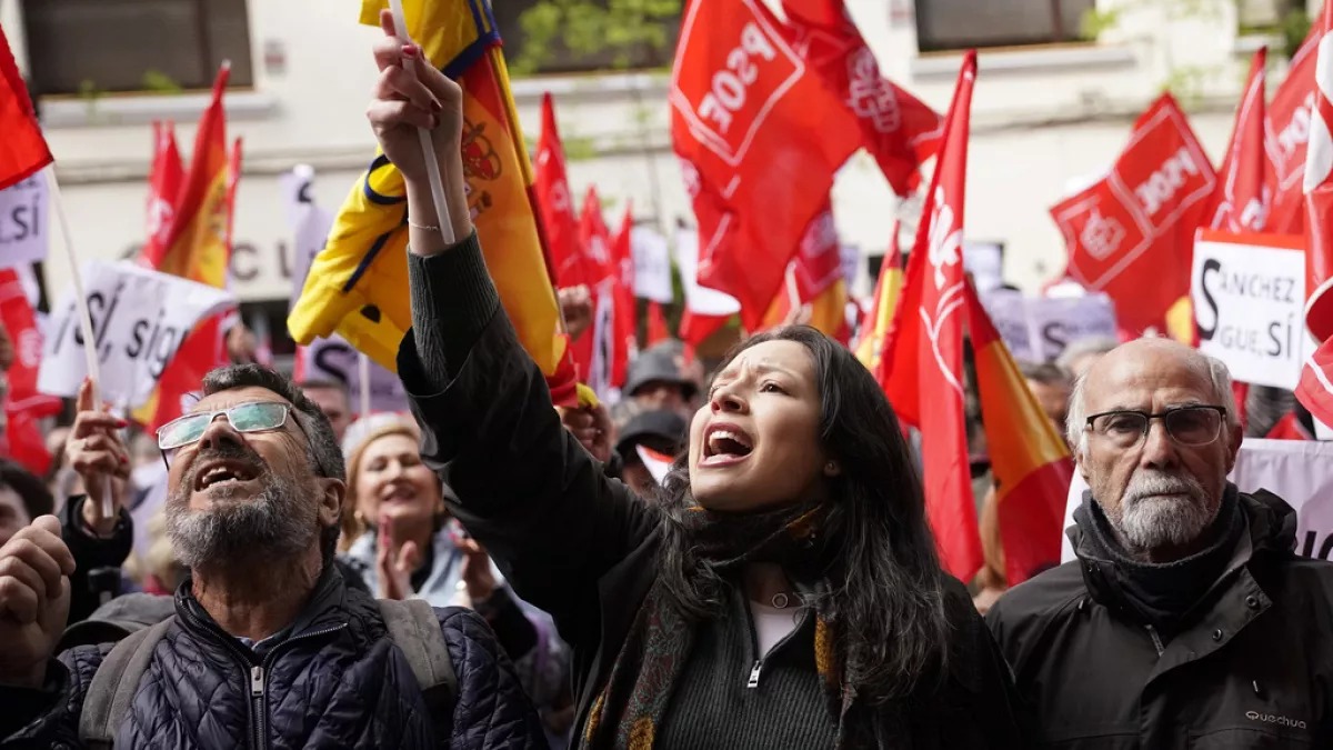 Thousands stage protest in Madrid to support Spanish premier as corruption probe continues