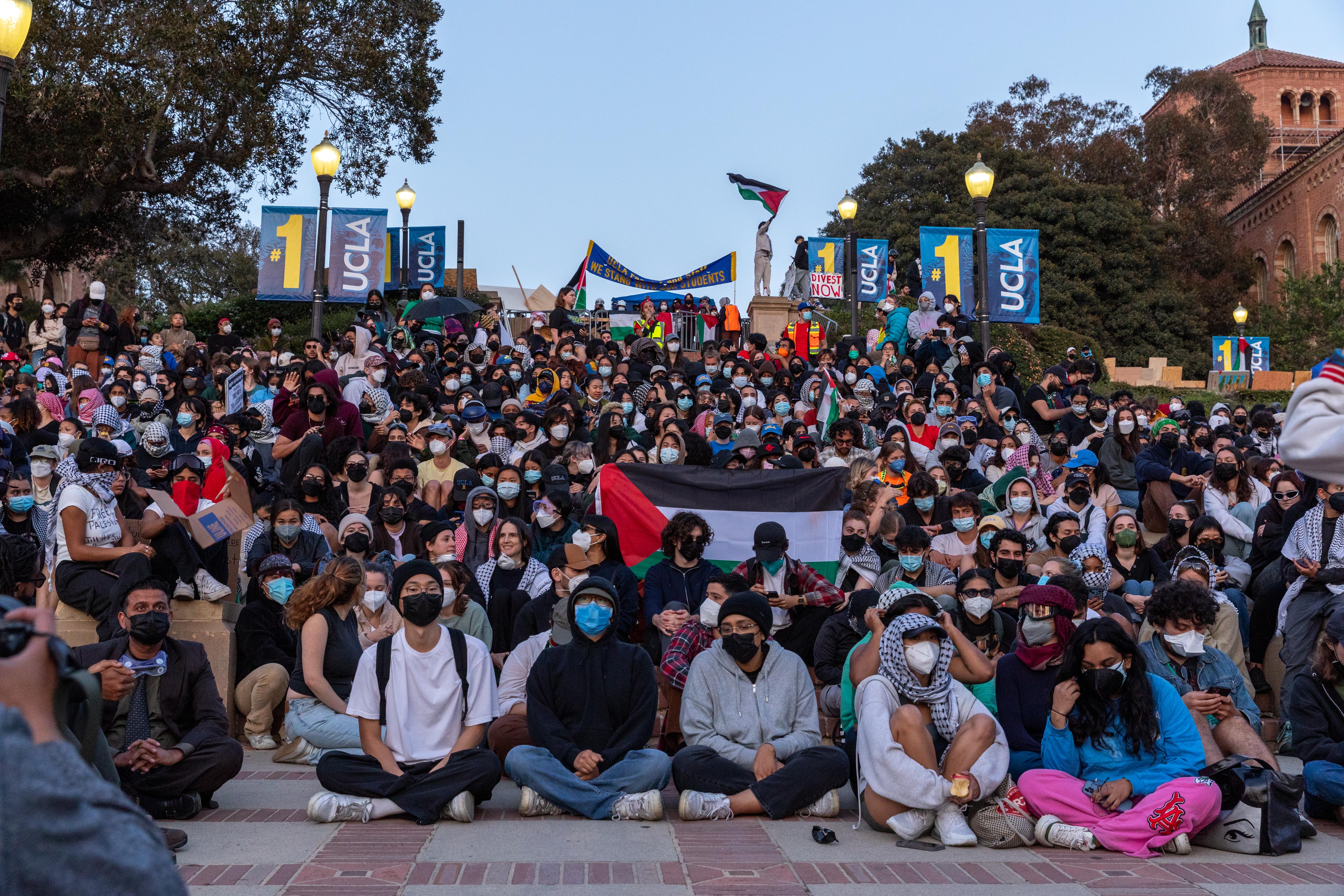 <figcaption>Pro-Palestinian students at UCLA, Los Angeles, California, US, 01.05.2024 (AA Photo)</figcaption>
