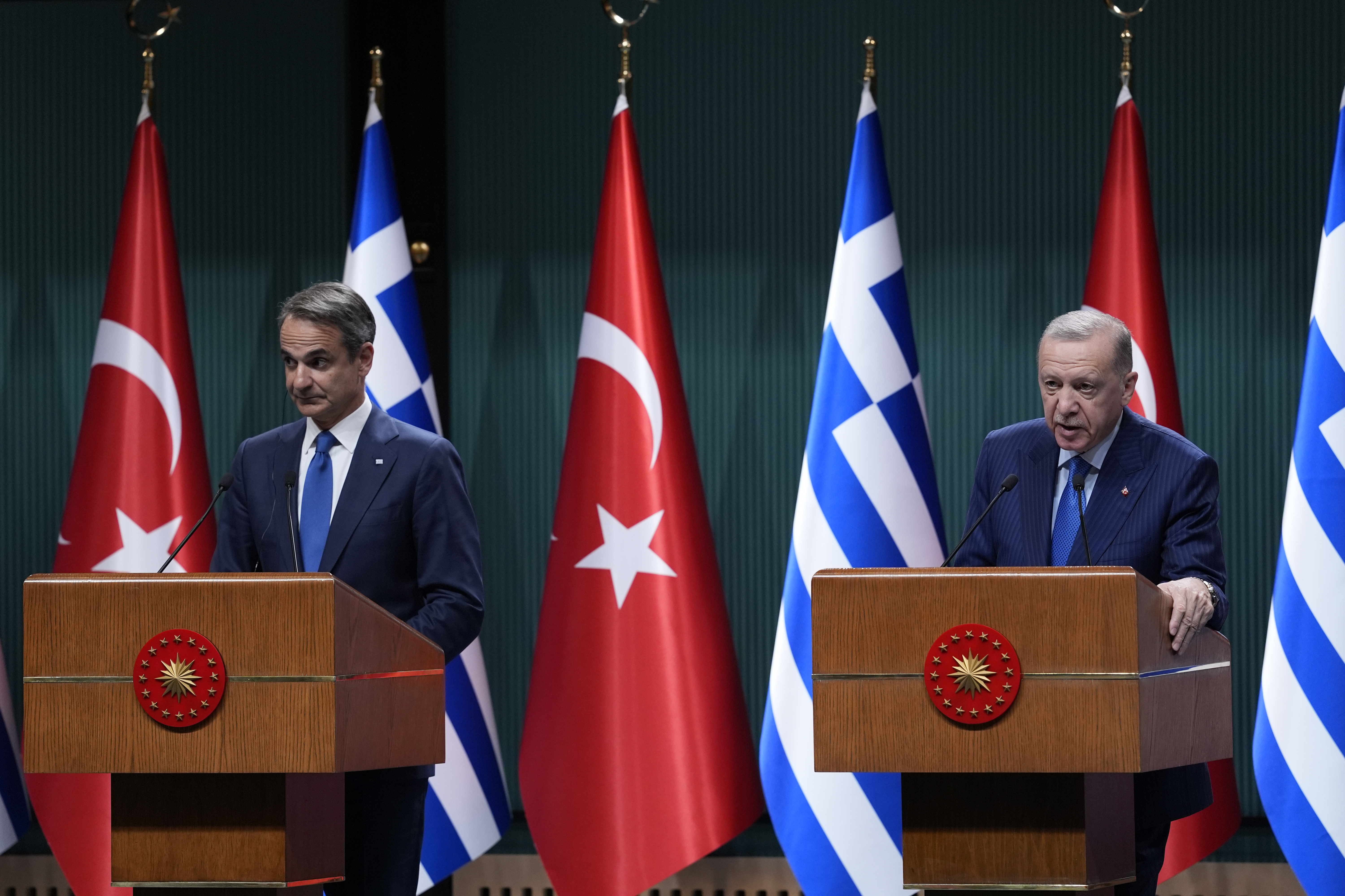 Greek and world media focus on the Erdogan-Mitsotakis meeting