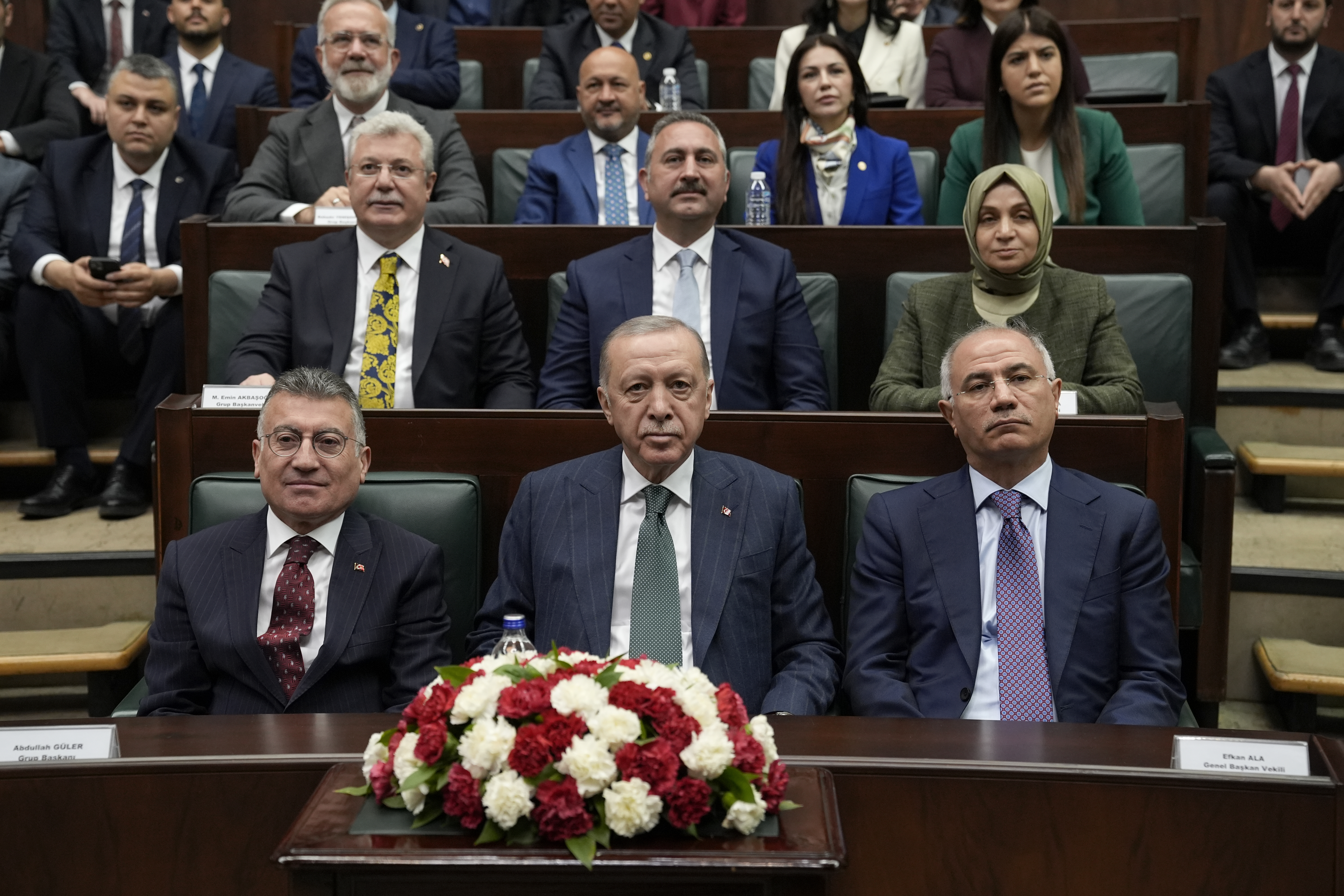 Erdogan urges focus on main issues at AK Party meeting