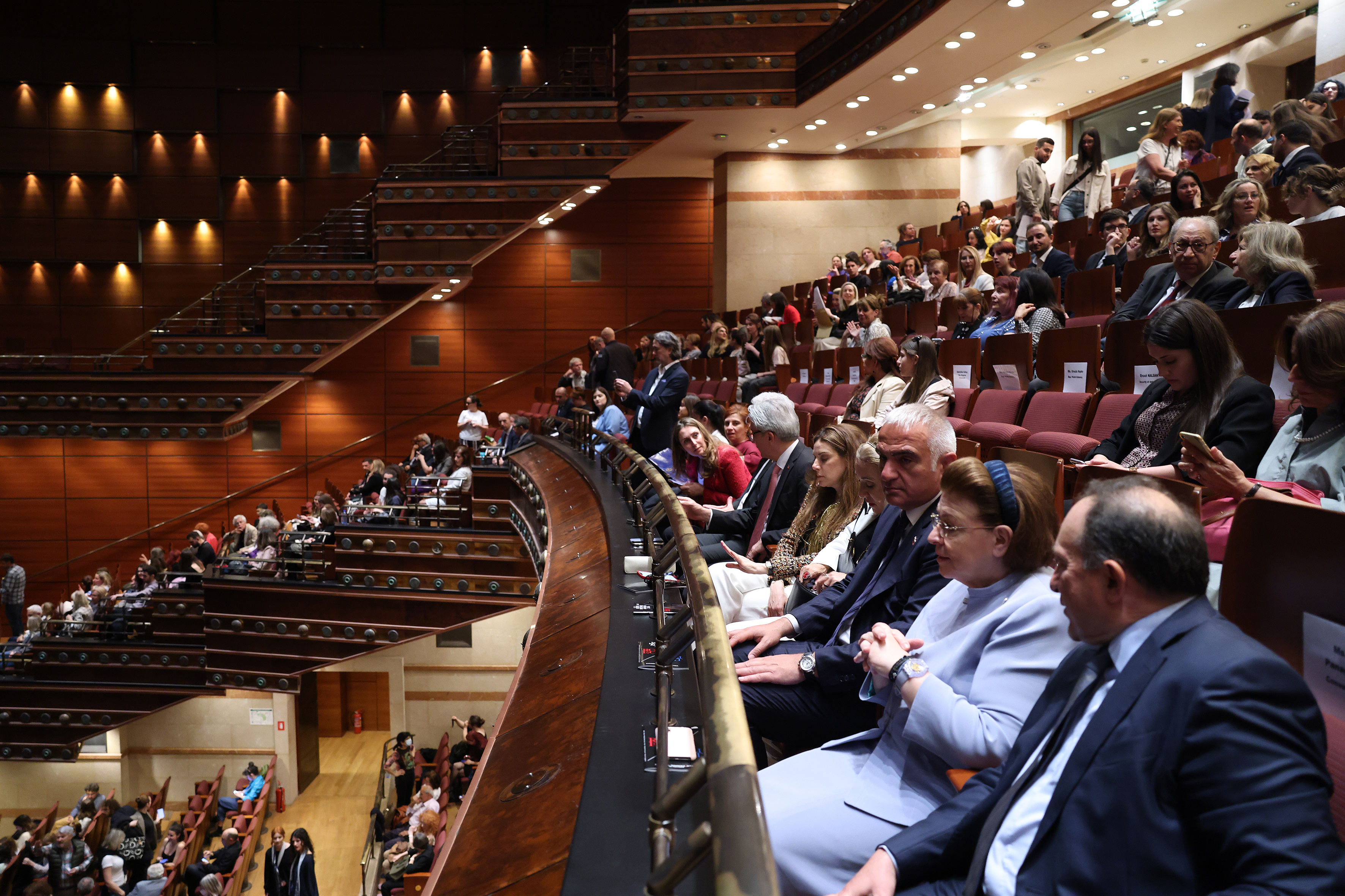 Minister Ersoy at the 'Romeo and Juliet' play with his Greek counterpart