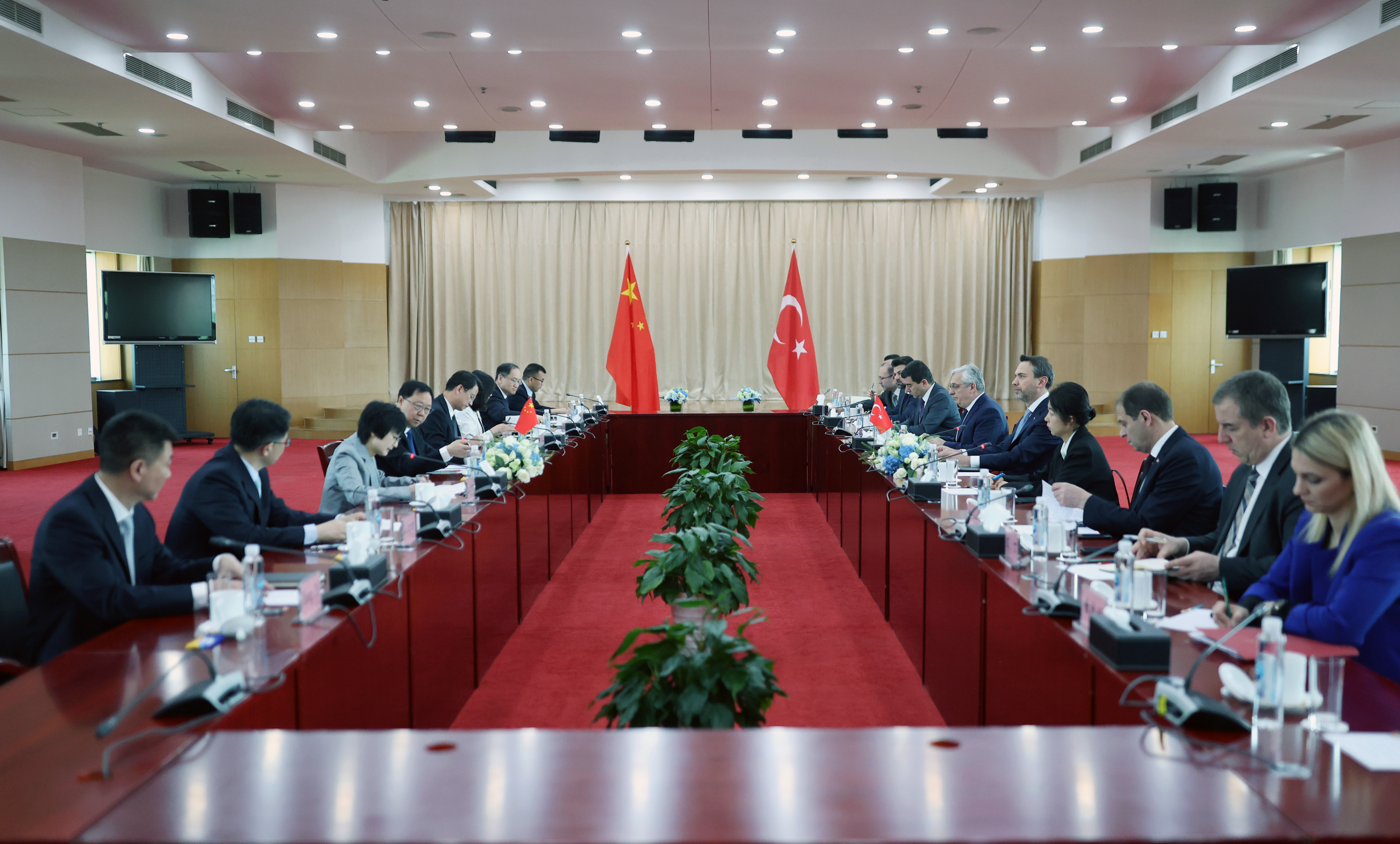 In a meeting with CMEC Company President Wang Bo and his delegation, who have carried out significant projects in Türkiye with both private and public institutions such as Eti Maden and BOTAS, Minister Bayraktar discussed potential projects that could complement existing investments. He also explored investment opportunities in large-scale renewable energy, green hydrogen, and mining sectors with representatives from ENERGY CHINA and POWERCHINA, two major groups in China.